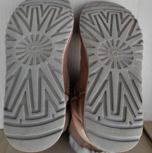 UGG | Daelynn Chestnut Shearling Boot w/ Bows Size 6 Womens - Picture 10 of 15